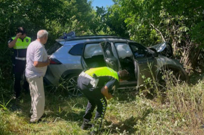 Bursa'da lastiği patlayan cip şarampole uçtu: 3 yaralı