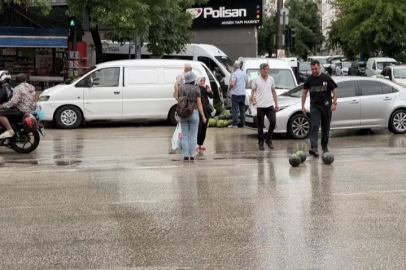 Bursa'da kamyonetin arka kapağı açılınca karpuzlar yola saçıldı