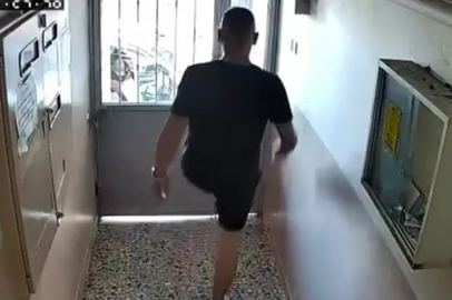 Bursa'da kurye apartman kapısını tekmeleyerek açtı
