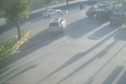 Bursa'da direksiyon hakimiyetini kaybeden motosiklet otomobile çarptı