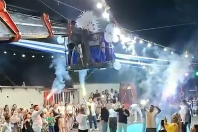 Bursa'da  gelin ile damat sahneye vinçle indi