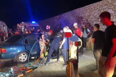 Bursa'da iki otomobil kafa kafaya çarpıştı: 5 yaralı, 2 ölü