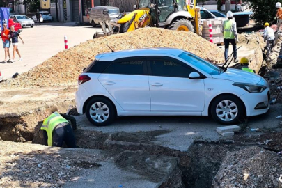 Bursa'da araç sahibine ulaşılamayınca otomobilin etrafını kazdılar