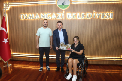 Osmangazi’nin gururu kupayı Başkan Aydın’la paylaştı