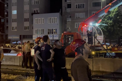 Bursa'da alkollü şahıs metro direğine çıktı: Ulaşım durdu, elektrik kesildi