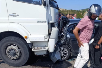 Bursa'da kamyonet otomobile çarptı, yaşlı kadın hayatını kaybetti