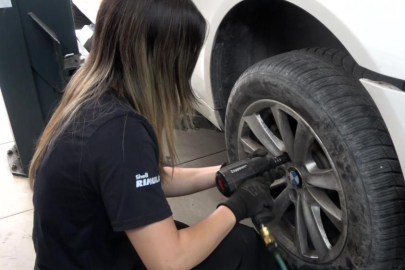 Bursa'da 19 yaşındaki genç kız tamirhanede ter döküyor