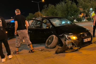 Bursa'da kontrolden çıkan araç iki otomobile çarptı: 2 yaralı