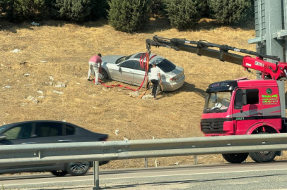 Bursa'da otomobil bariyerleri aşarak tarlaya uçtu
