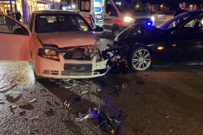 Bursa'da otomobiller kafa kafaya çarpıştı: 2 yaralı