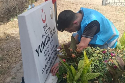 Bursalı gençler şehitliği temizlediler