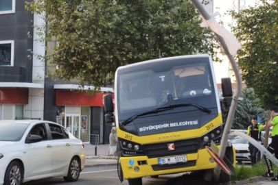 Bursa'da seyir halindeki halk otobüsü direğe çarptı: O anlar kamerada
