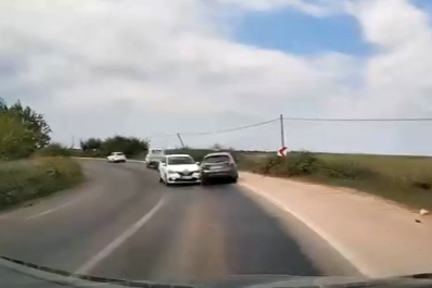 Bursa'da viraja hızlı giren otomobil kazaya sebep oldu