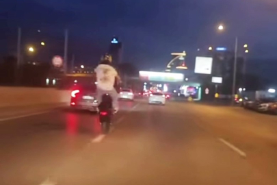 Bursa'da plakasız motosiklet sürücüsünün tehlikeli hareketi kamerada