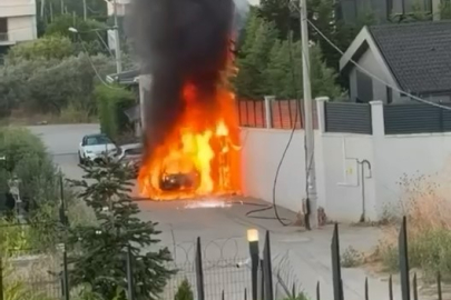 Bursa'da park halindeki araç alev alev yandı