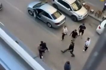 Bursa'da trafik durdu, cadde ringe döndü.. O anlar kamerada