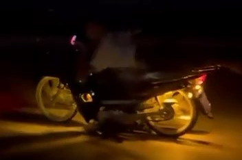 Bursa'da motosikleti yatarak kullandı, tehlikeli anlar kamerada