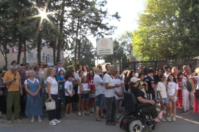 Dilek Özer Ortaokulu velileri okul önünde toplandı: "Çocuklarımız güvende olsun"
