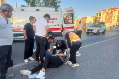 Bursa'da otomobile çarpan genç motosiklet sürücüsü yola savruldu