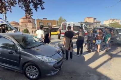 Araca çarpmamak için manevra yapan motosikletteki 2 genç yaralandı