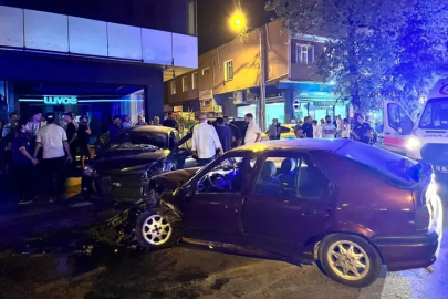 Bursa'da kontrolden çıkan araç karşı şeride fırladı: 2 yaralı