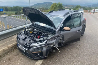 Bursa'da bariyerlere çarpan araçtaki 2 kişi yaralandı
