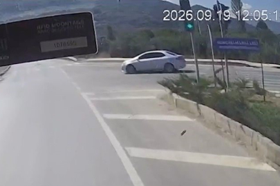 Bursa'da belediye otobüsündeki kaza anı kameraya yansıdı