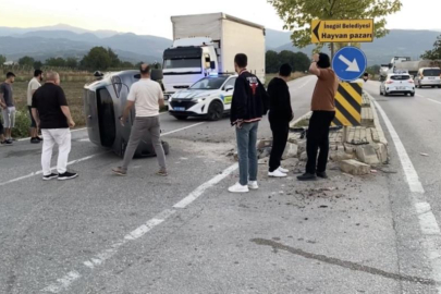 Bursa'da  ara sokaktan çıkan araca çarpmamak için refüje daldı