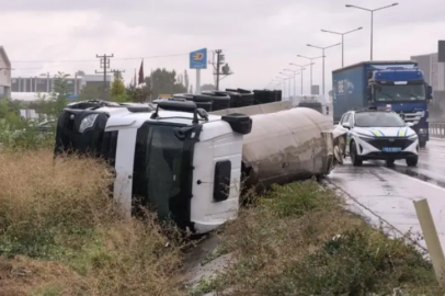 İnegöl'de tuz yüklü tanker kaygan yolda yan yattı
