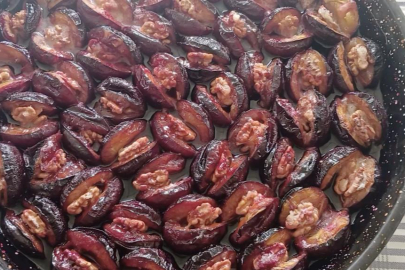 Dalında 4 liraya düşen ton eriği kışlık tatlıya dönüşüyor