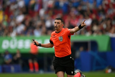 Türkiye - İtalya maçında Michael Oliver düdük çalacak