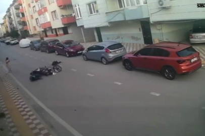 Aniden yola çıkan çocuğa motosiklet çarptı: Kaza anı kamerada