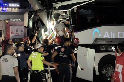Yolcu otobüsü alt geçit duvarına çarptı: 11 yaralı