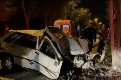 Bursa'da duvara çarpan araç hurdaya döndü
