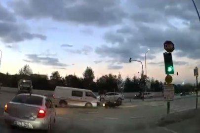 Bursa'da kırmızı ışıkta kaza: Sürücü yerde sürüklendi