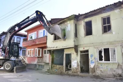 Yenişehir’de metruk binalar tek tek yıkılıyor