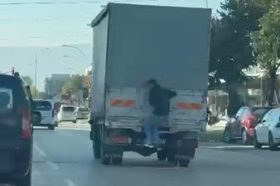 Bursa'da kamyonetin arkasına çıktı, canını hiçe saydı