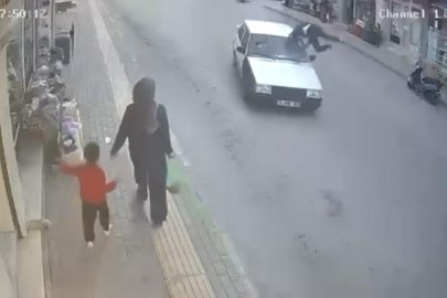 Bursa'da Tofaş otomobil yayaya çarptı: O anlar kamerada
