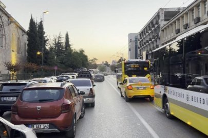 Bursa'da sabah namazı yoğunluğu: Trafik tek şeride düştü