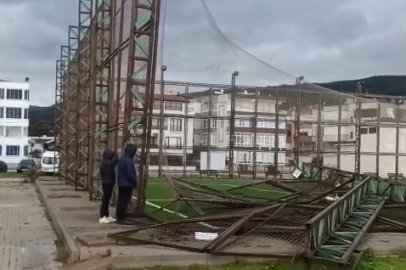 Bursa’da fırtına halı sahanın direklerini yıktı