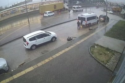 Bursa'da tırın dorsesi kontrolden çıktı...Kaza anı kamerada