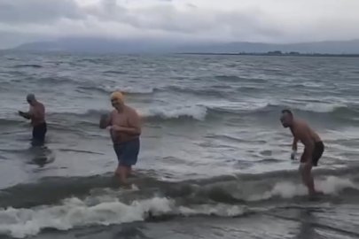 İznik Gölü'nde soğuğa ve dalgalara inat böyle yüzdüler