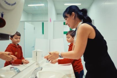 Minik öğrenciler el yıkamayı uzmanından öğrendi