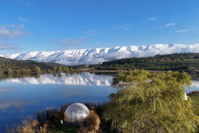 Uludağ'ın karlı zirvesinin göletteki yansıması mest etti
