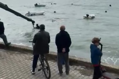 Bursa'da lodosun batırdığı tekneler denizden çıkarılıyor