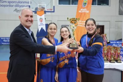 İnegöl'de potanın şampiyonları kupalarını aldı