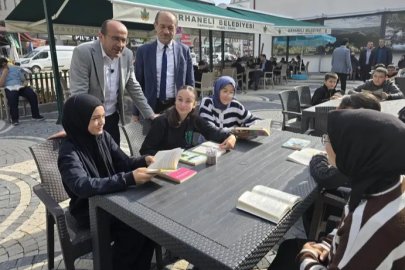 Bursa'da Başkan ve öğrenciler birlikte kitap okudu