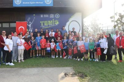 Bursa'da Cumhuriyet coşkusu tenis kortlarına taşındı