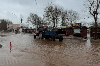 Karacabey'de yollar göle döndü: Bahçede balık tutma keyfi