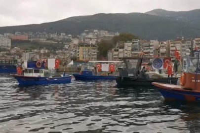 Gemlik'te tekne ve kayıklar Türk bayraklarıyla donatıldı